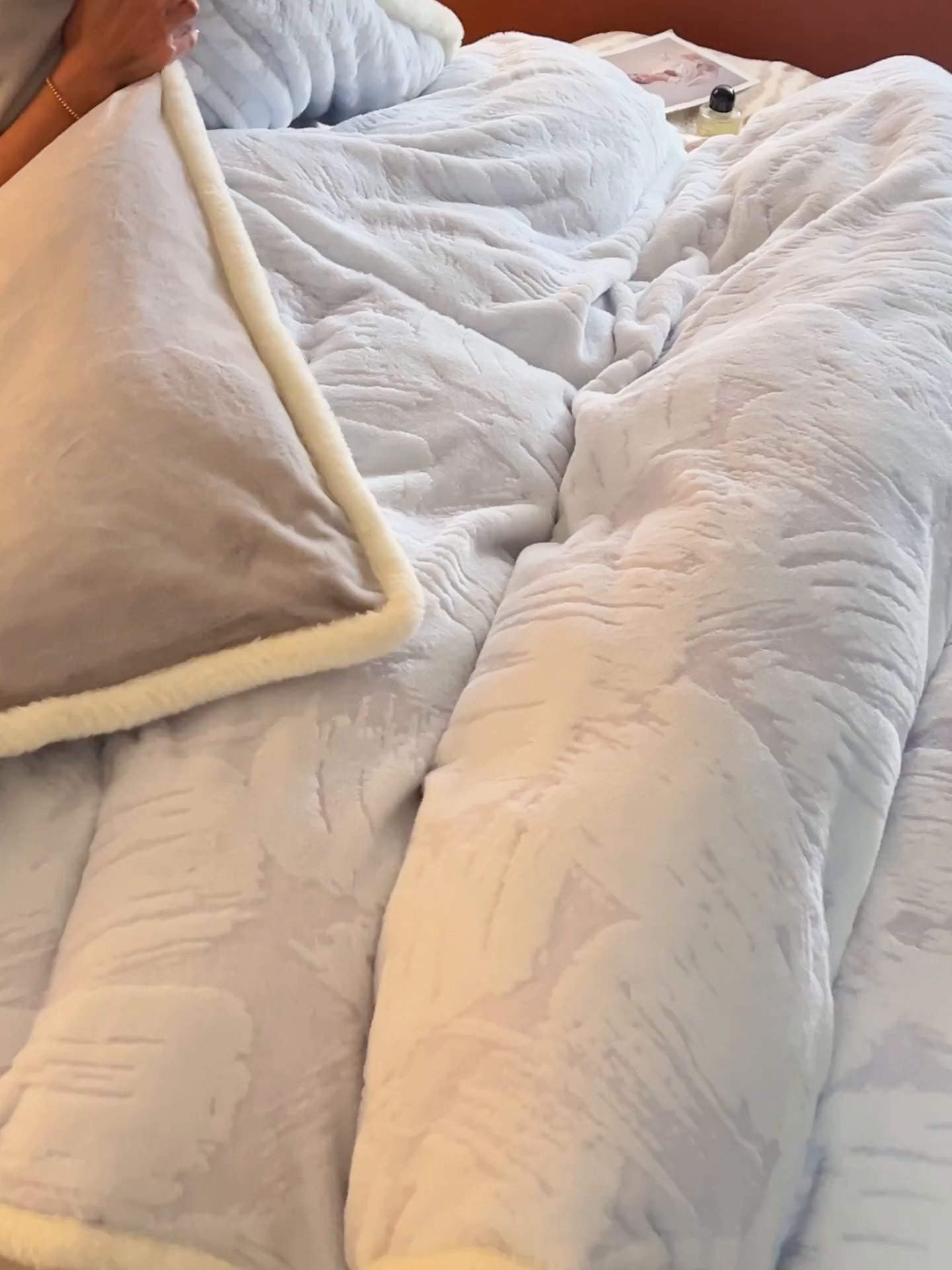 91家纺网 家纺一手货源 找家纺 晨曦家纺 2025新款高克重兔毛绒浪花四件套牛奶绒四件套兔毛边床品 莫奈花廊