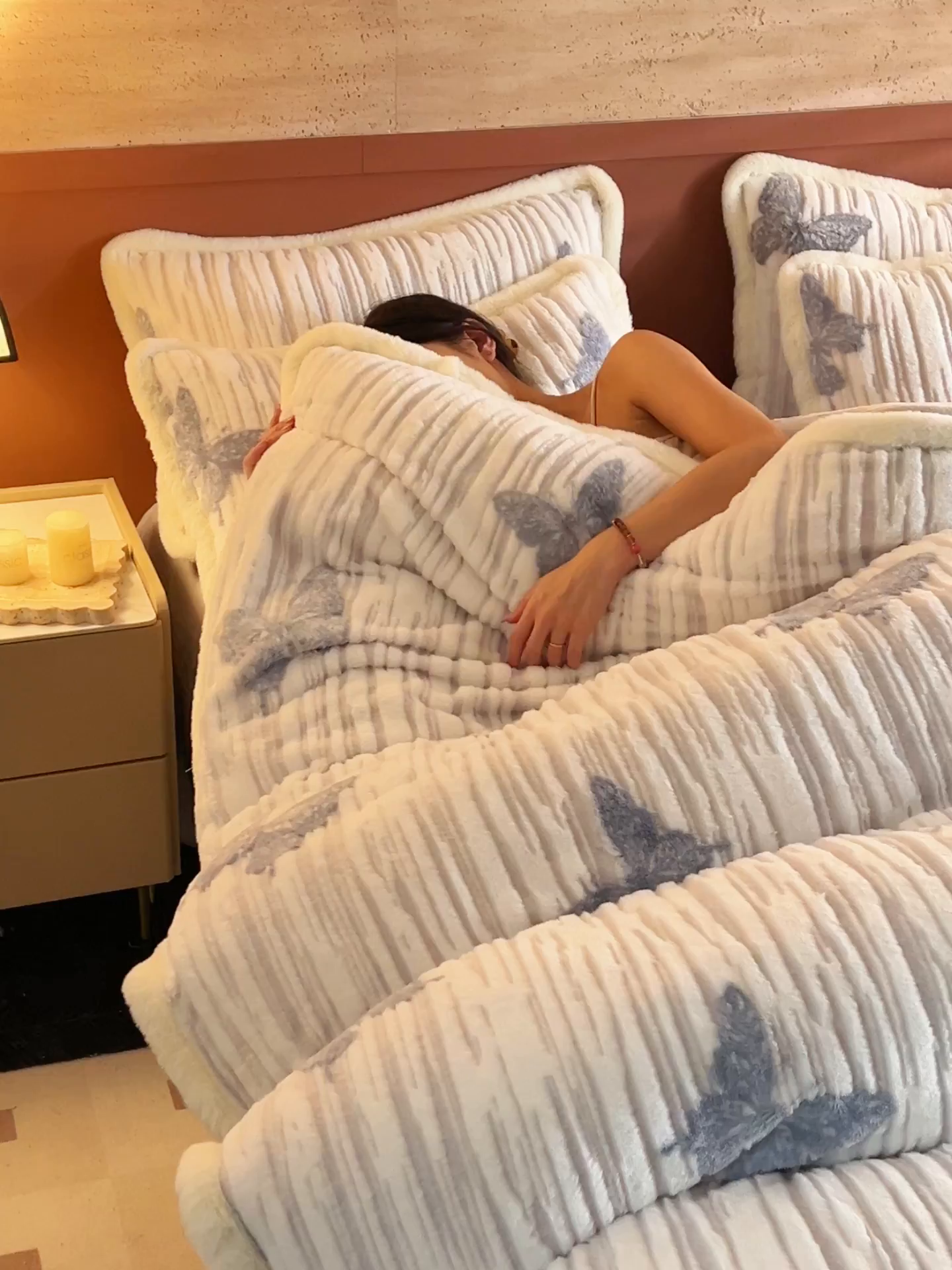 91家纺网 家纺一手货源 找家纺 晨曦家纺 2025新款高克重兔毛绒浪花四件套牛奶绒四件套兔毛边床品 舞后