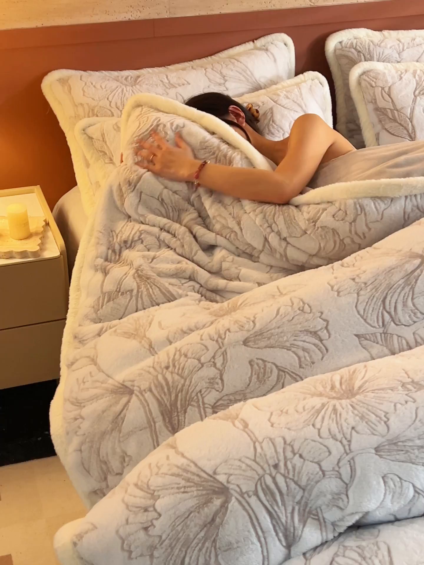 91家纺网 家纺一手货源 找家纺 晨曦家纺 2025新款高克重兔毛绒浪花四件套牛奶绒四件套兔毛边床品 毕加索