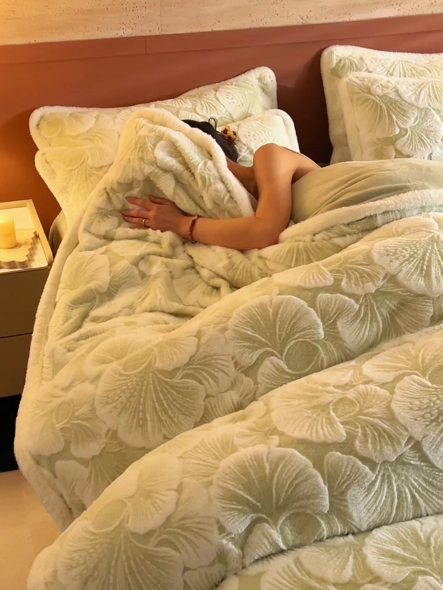 91家纺网 家纺一手货源 找家纺 晨曦家纺 2025新款高克重兔毛绒浪花四件套牛奶绒四件套兔毛边床品 约瑟芬