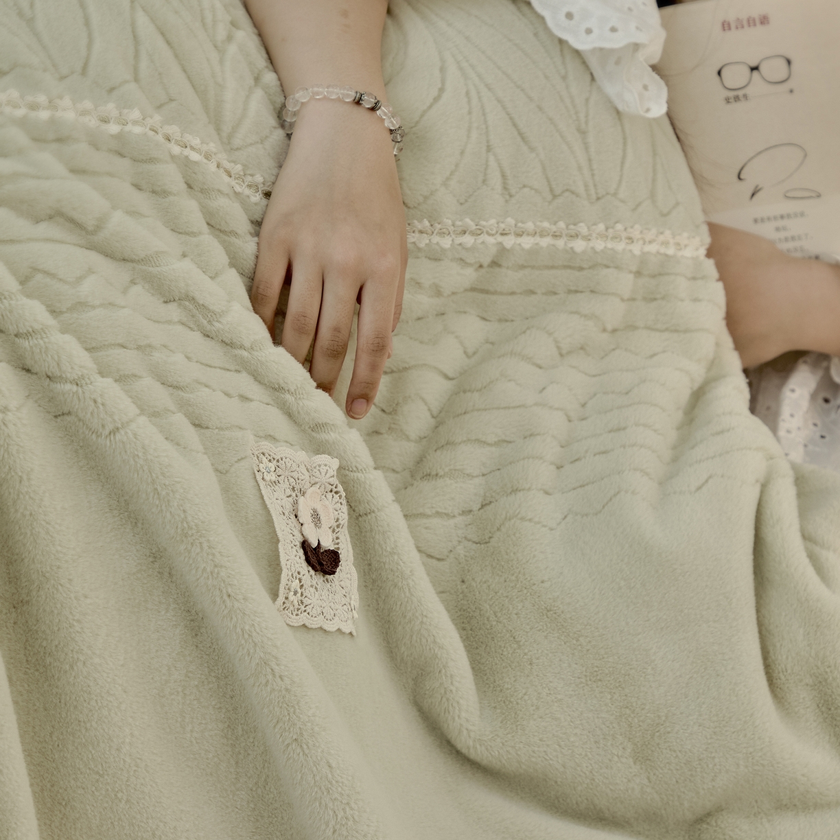 91家纺网 家纺一手货源 找家纺 玖玖爱家纺 2025秋冬限定高克重奢绒四件套-奢雅冬日 奢雅冬日-豆绿色