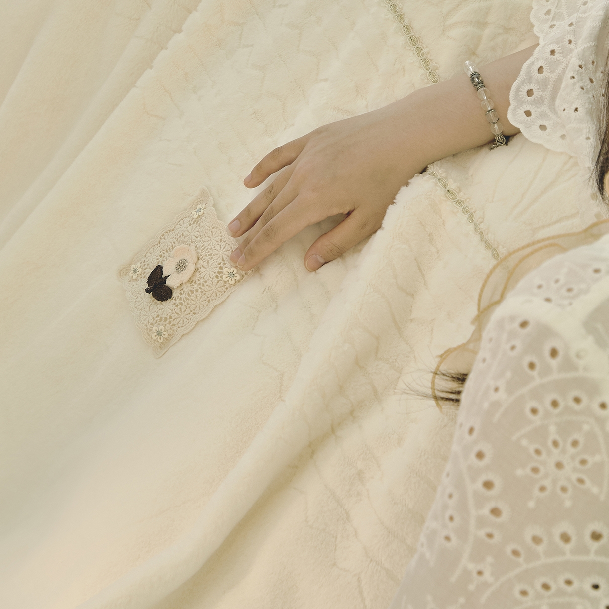 91家纺网 家纺一手货源 找家纺 玖玖爱家纺 2025秋冬限定高克重奢绒四件套-奢雅冬日 奢雅冬日-奶白色