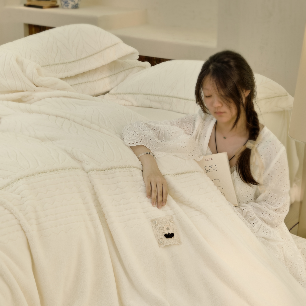 91家纺网 家纺一手货源 找家纺 玖玖爱家纺 2025秋冬限定高克重奢绒四件套-奢雅冬日 奢雅冬日-奶白色