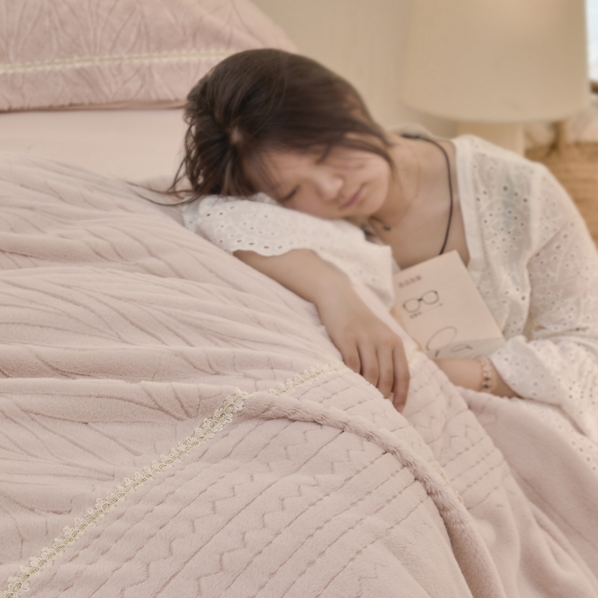 91家纺网 家纺一手货源 找家纺 玖玖爱家纺 2025秋冬限定高克重奢绒四件套-奢雅冬日 奢雅冬日-浅豆沙