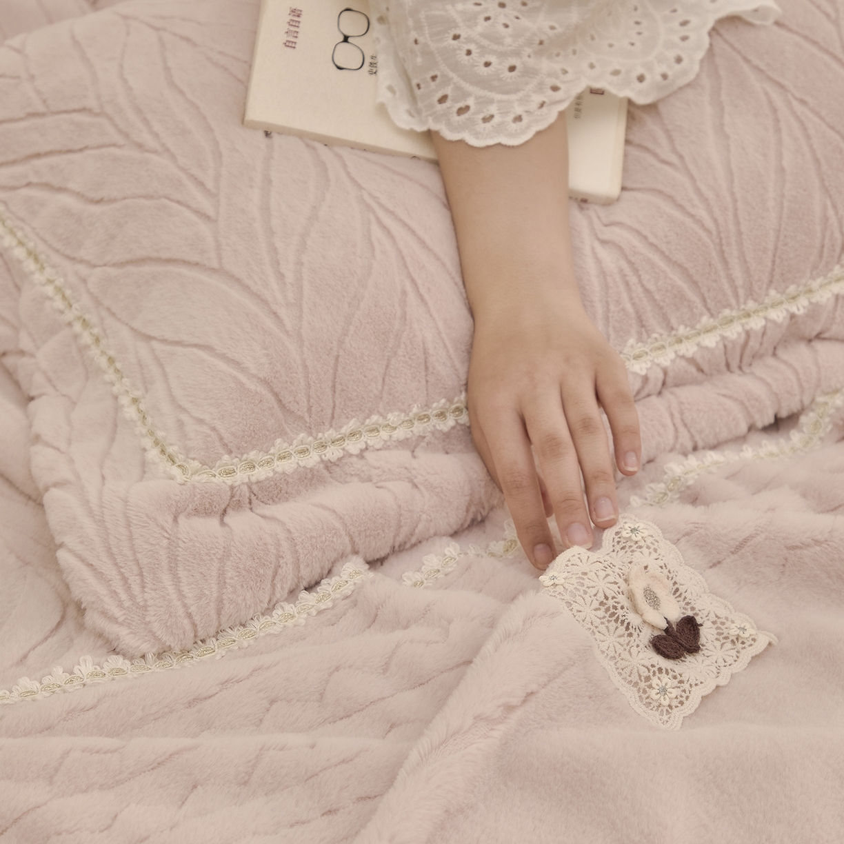 91家纺网 家纺一手货源 找家纺 玖玖爱家纺 2025秋冬限定高克重奢绒四件套-奢雅冬日 奢雅冬日-浅豆沙