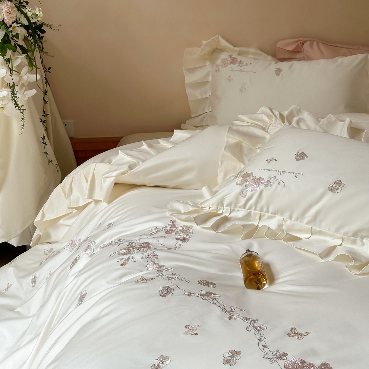 91家纺网 家纺一手货源 找家纺 窝米 2025新款长绒棉纯棉荷叶边100支刺绣工艺款四件套-玫瑰园 玫瑰园-奶白