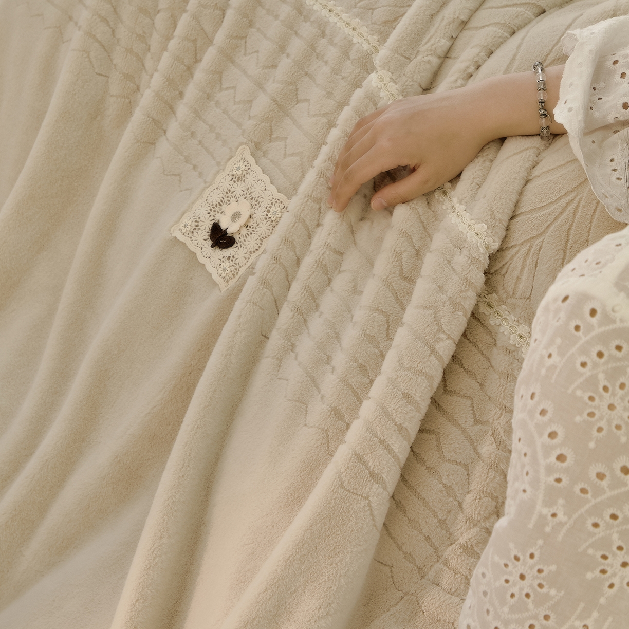 91家纺网 家纺一手货源 找家纺 玖玖爱家纺 2025秋冬限定高克重奢绒四件套-奢雅冬日 奢雅冬日-卡其色