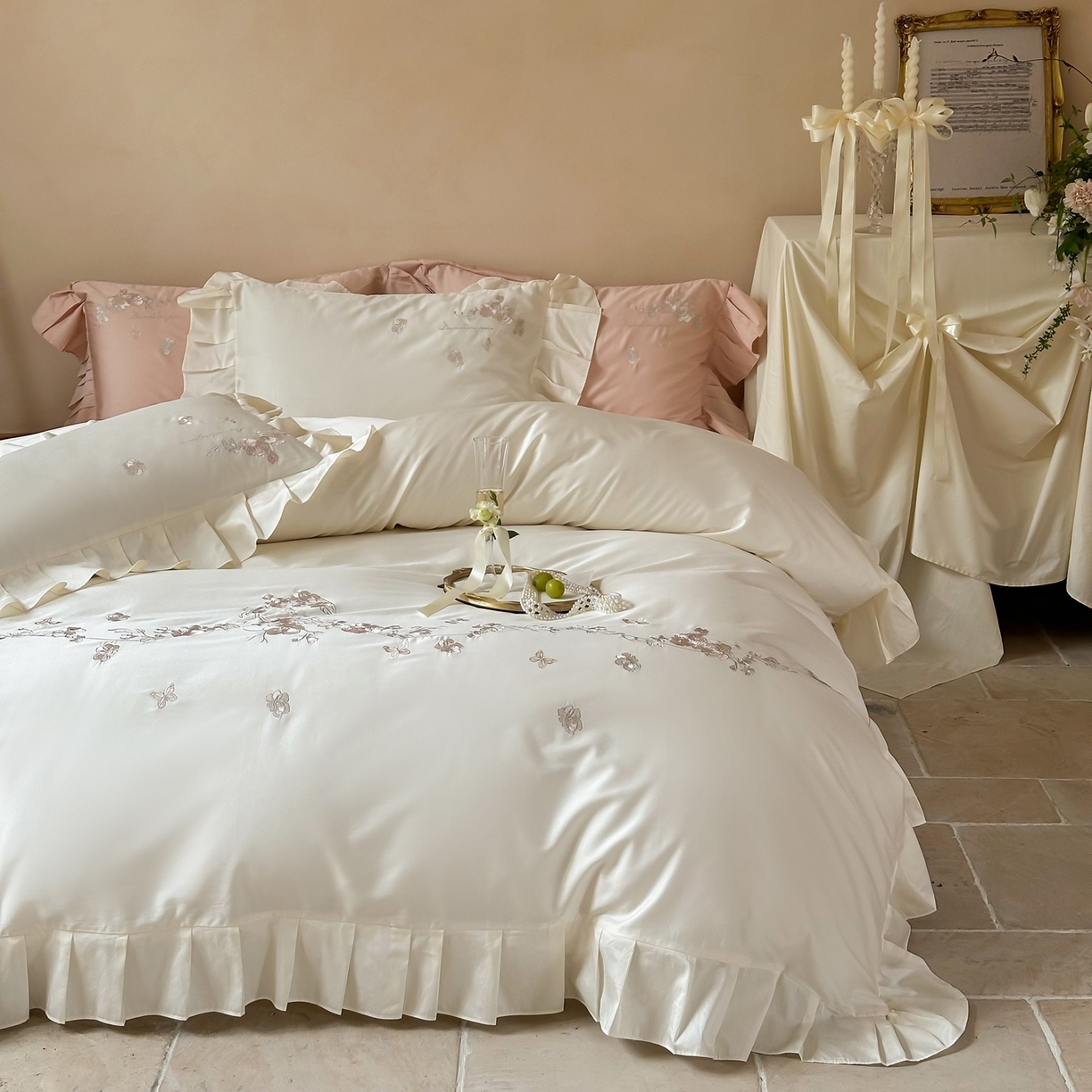 91家纺网 家纺一手货源 找家纺 窝米 2025新款长绒棉纯棉荷叶边100支刺绣工艺款四件套-玫瑰园 玫瑰园-奶白