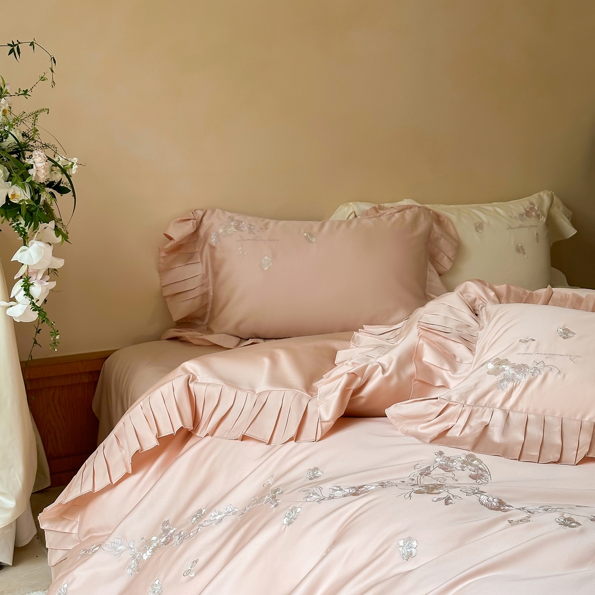 91家纺网 家纺一手货源 找家纺 （总）窝米 2025新款长绒棉纯棉荷叶边100支刺绣工艺款四件套-玫瑰园