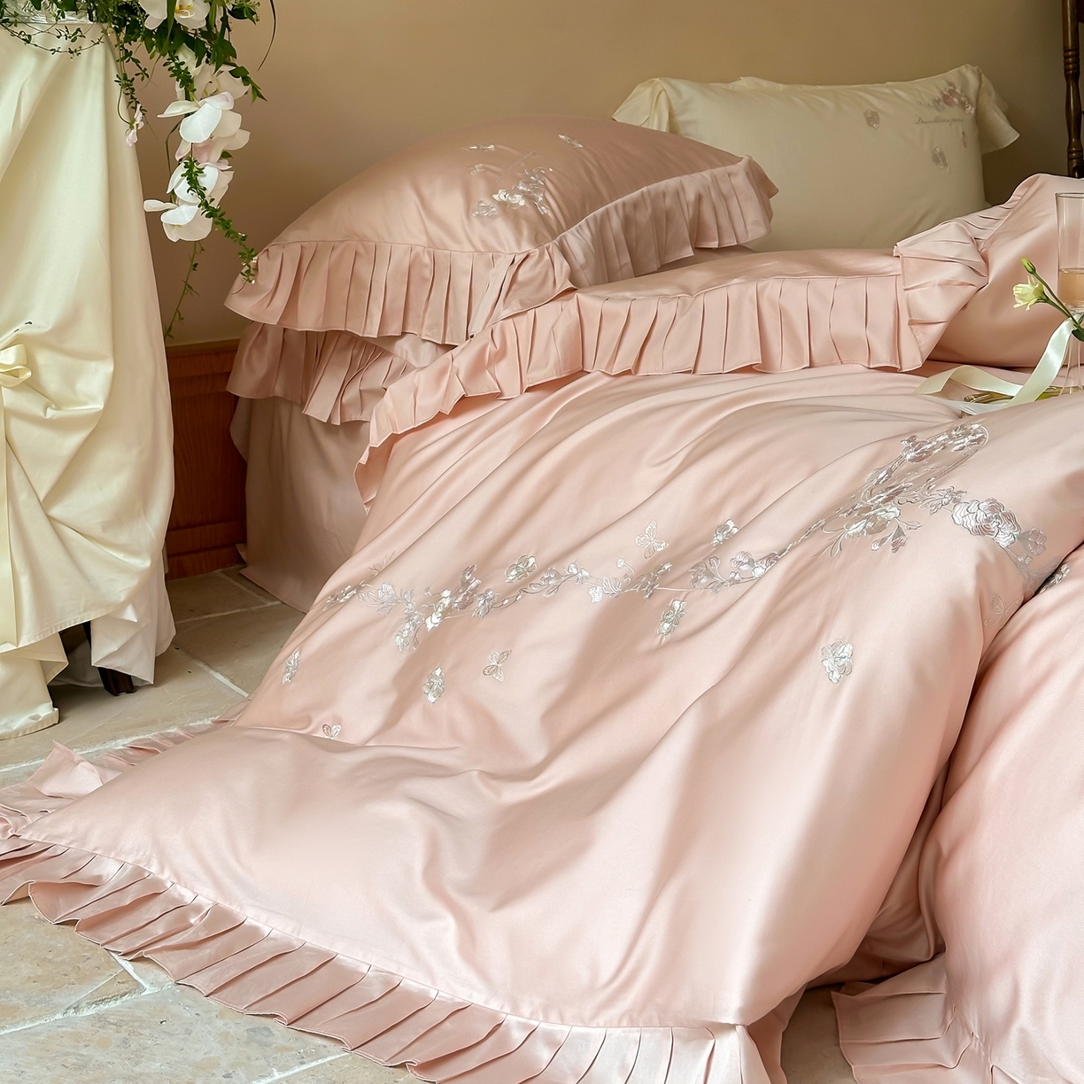 91家纺网 家纺一手货源 找家纺 窝米 2025新款长绒棉纯棉荷叶边100支刺绣工艺款四件套-玫瑰园 玫瑰园-粉