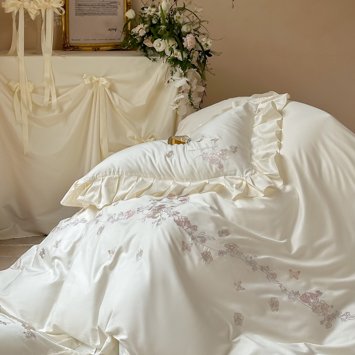 91家纺网 家纺一手货源 找家纺 窝米 2025新款长绒棉纯棉荷叶边100支刺绣工艺款四件套-玫瑰园 玫瑰园-奶白