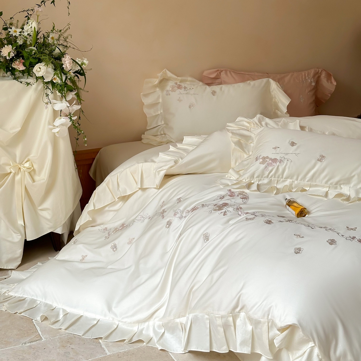 91家纺网 家纺一手货源 找家纺 窝米 2025新款长绒棉纯棉荷叶边100支刺绣工艺款四件套-玫瑰园 玫瑰园-奶白