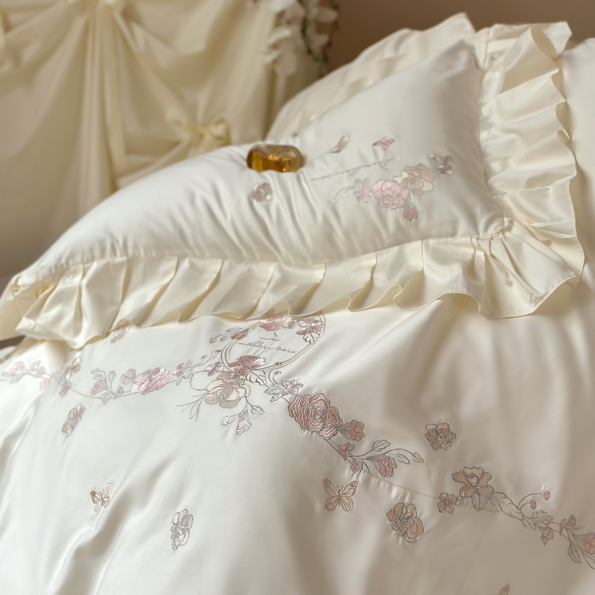 91家纺网 家纺一手货源 找家纺 窝米 2025新款长绒棉纯棉荷叶边100支刺绣工艺款四件套-玫瑰园 玫瑰园-奶白