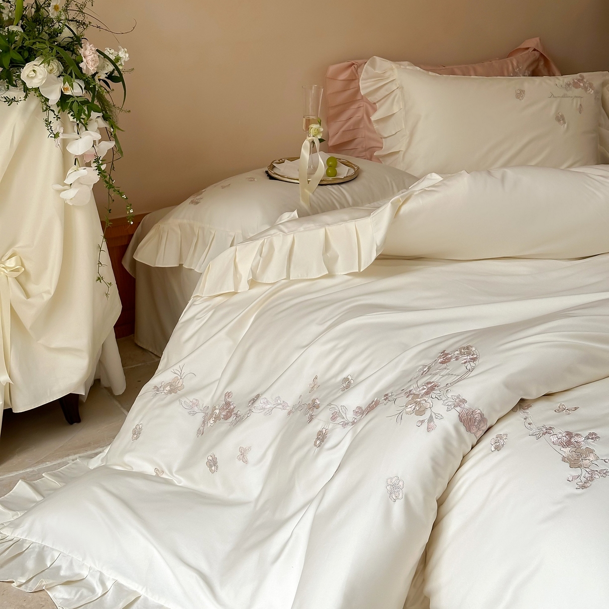 91家纺网 家纺一手货源 找家纺 窝米 2025新款长绒棉纯棉荷叶边100支刺绣工艺款四件套-玫瑰园 玫瑰园-奶白