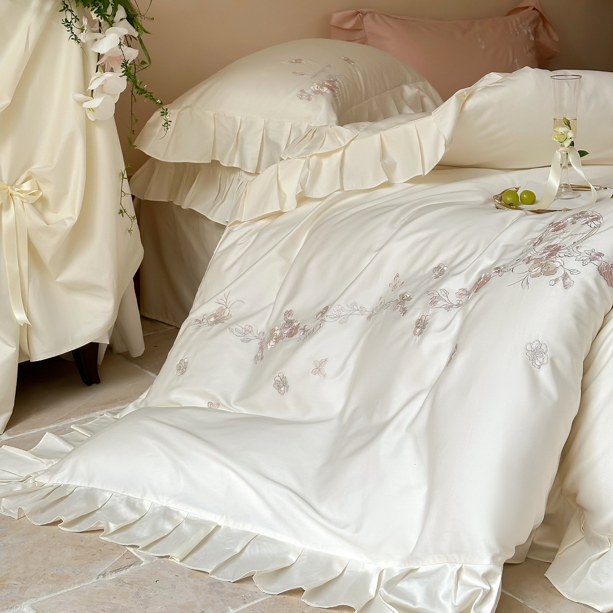 91家纺网 家纺一手货源 找家纺 窝米 2025新款长绒棉纯棉荷叶边100支刺绣工艺款四件套-玫瑰园 玫瑰园-奶白