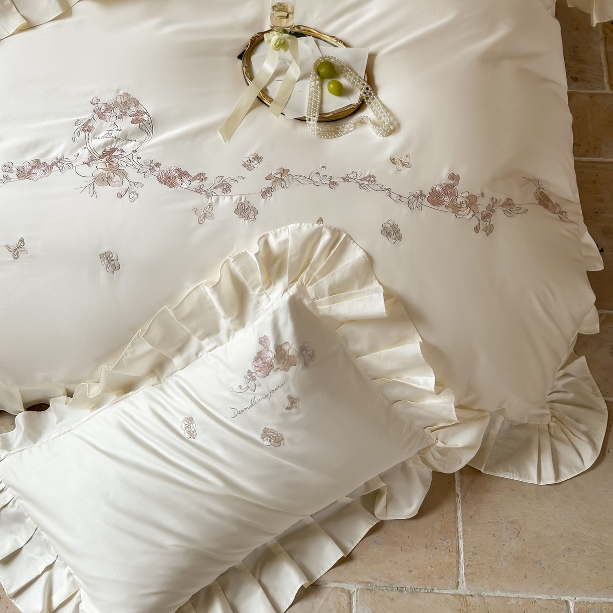 91家纺网 家纺一手货源 找家纺 窝米 2025新款长绒棉纯棉荷叶边100支刺绣工艺款四件套-玫瑰园 玫瑰园-奶白