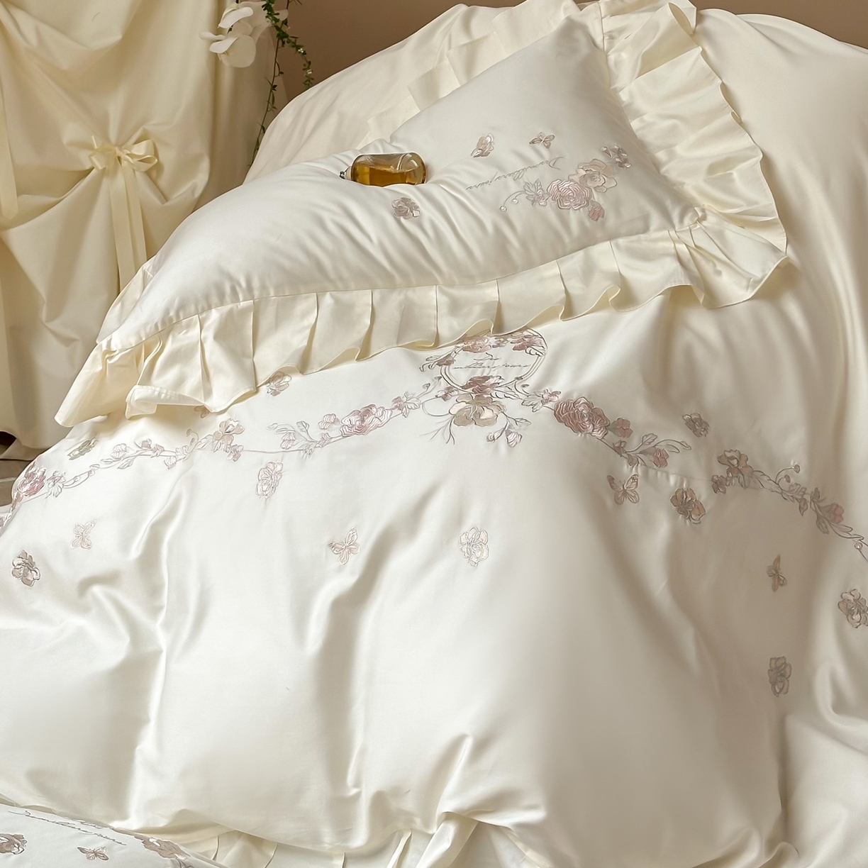 91家纺网 家纺一手货源 找家纺 窝米 2025新款长绒棉纯棉荷叶边100支刺绣工艺款四件套-玫瑰园 玫瑰园-奶白
