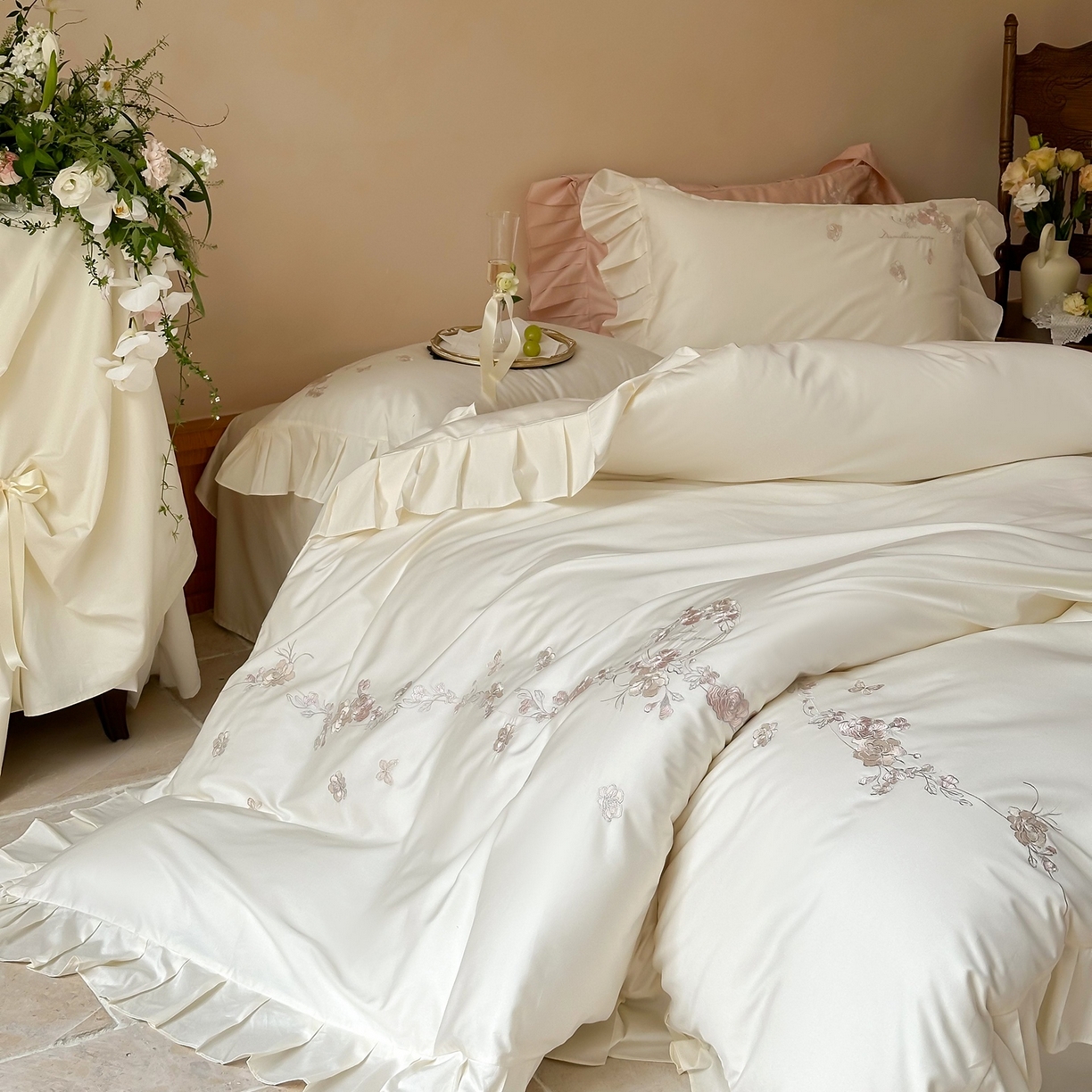 91家纺网 家纺一手货源 找家纺 窝米 2025新款长绒棉纯棉荷叶边100支刺绣工艺款四件套-玫瑰园 玫瑰园-奶白