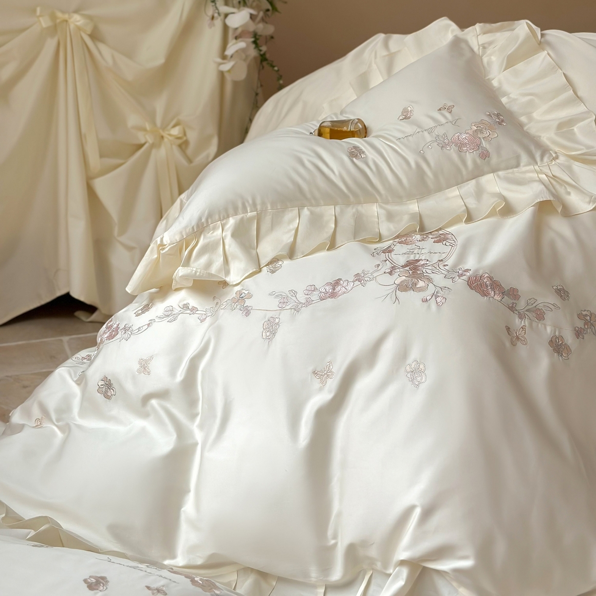 91家纺网 家纺一手货源 找家纺 窝米 2025新款长绒棉纯棉荷叶边100支刺绣工艺款四件套-玫瑰园 玫瑰园-奶白