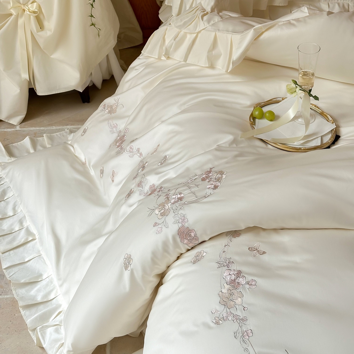 91家纺网 家纺一手货源 找家纺 窝米 2025新款长绒棉纯棉荷叶边100支刺绣工艺款四件套-玫瑰园 玫瑰园-奶白