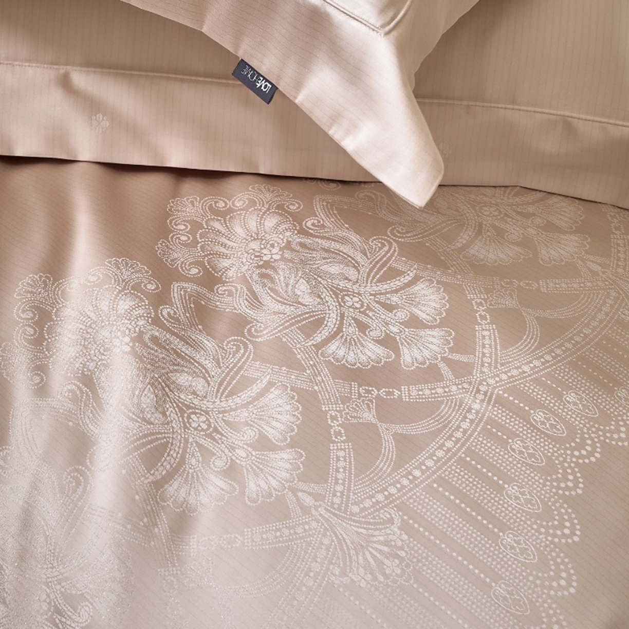 91家纺网 家纺一手货源 找家纺 玖玖爱家纺 2025秋冬限定奢宠色织真丝缎四件套-韵合雅 韵合雅-贝壳粉