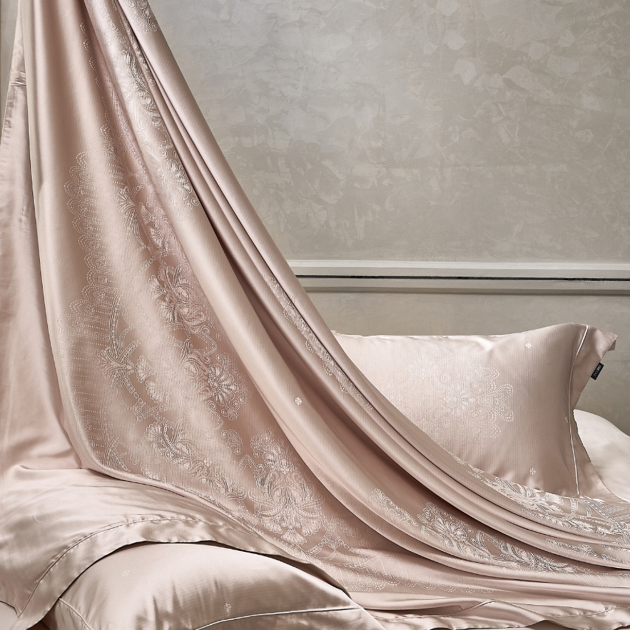 91家纺网 家纺一手货源 找家纺 玖玖爱家纺 2025秋冬限定奢宠色织真丝缎四件套-韵合雅 韵合雅-贝壳粉