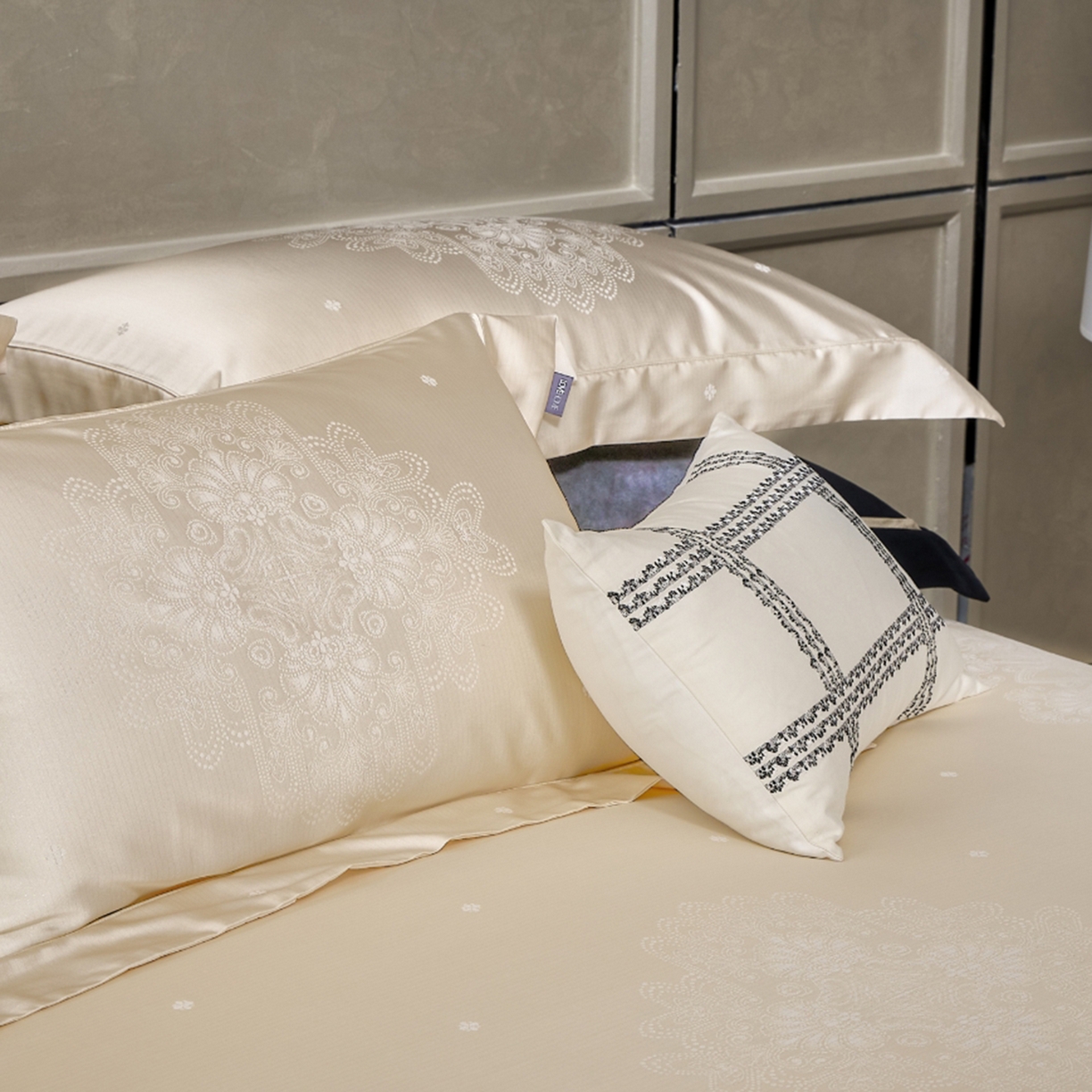 91家纺网 家纺一手货源 找家纺 玖玖爱家纺 2025秋冬限定奢宠色织真丝缎四件套-韵合雅 韵合雅-奶青白