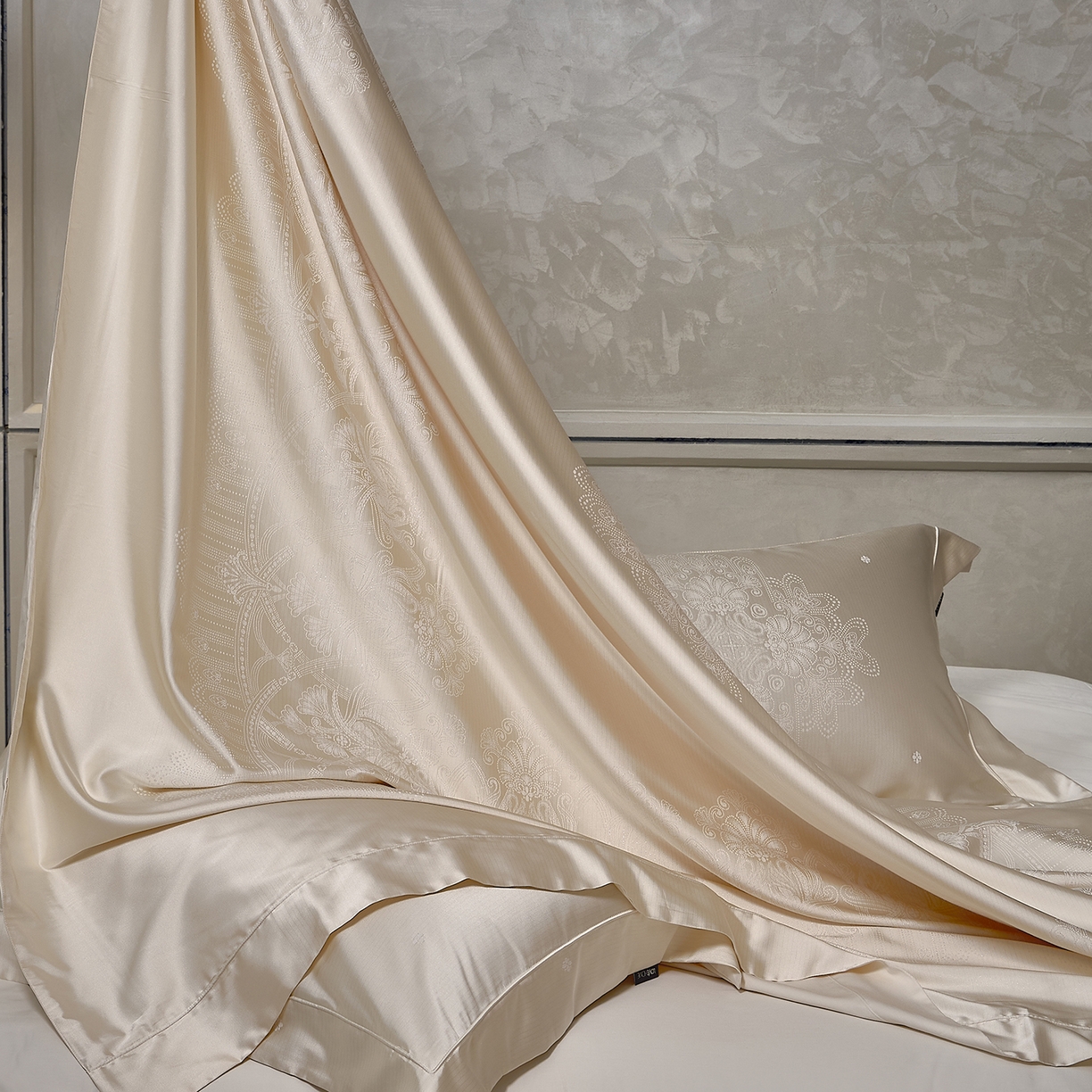 91家纺网 家纺一手货源 找家纺 玖玖爱家纺 2025秋冬限定奢宠色织真丝缎四件套-韵合雅 韵合雅-奶青白