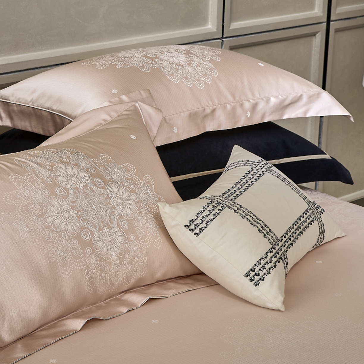 91家纺网 家纺一手货源 找家纺 玖玖爱家纺 2025秋冬限定奢宠色织真丝缎四件套-韵合雅 韵合雅-贝壳粉