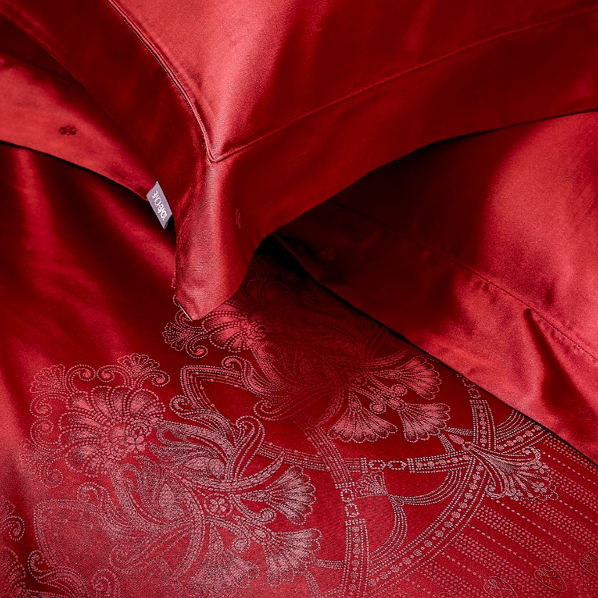 91家纺网 家纺一手货源 找家纺 玖玖爱家纺 2025秋冬限定奢宠色织真丝缎四件套-韵合雅 韵合雅-千禧红