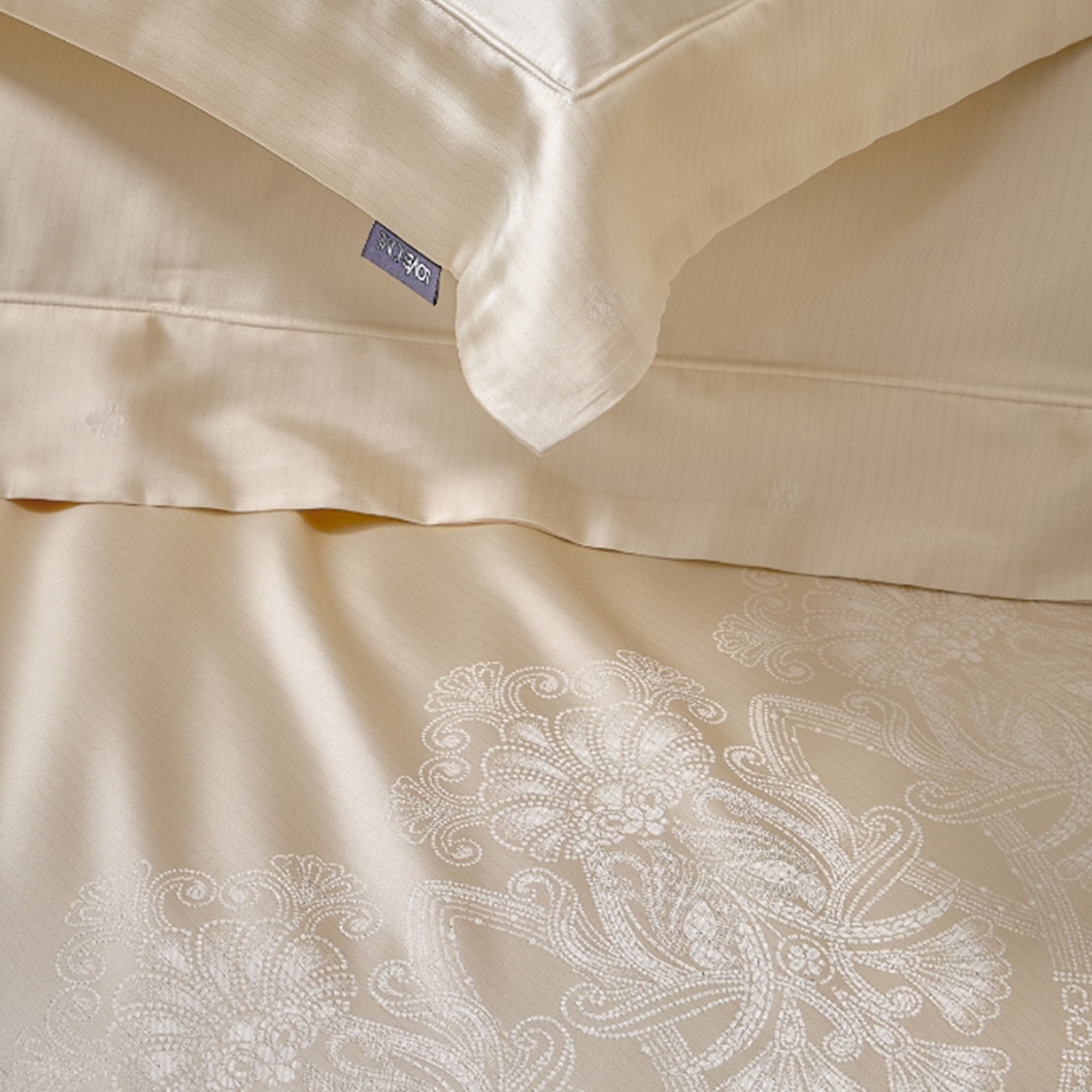 91家纺网 家纺一手货源 找家纺 玖玖爱家纺 2025秋冬限定奢宠色织真丝缎四件套-韵合雅 韵合雅-奶青白