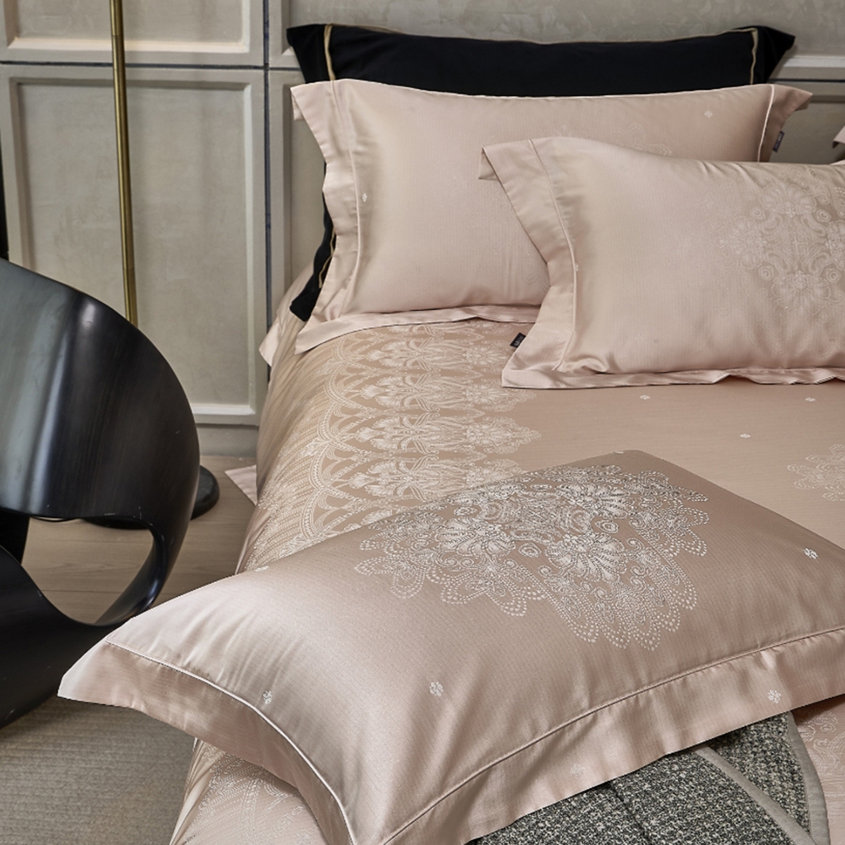 91家纺网 家纺一手货源 找家纺 玖玖爱家纺 2025秋冬限定奢宠色织真丝缎四件套-韵合雅 韵合雅-贝壳粉