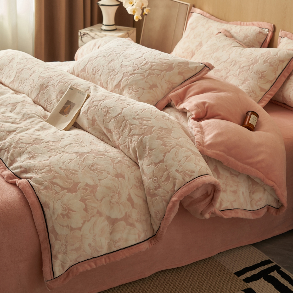 91家纺网 家纺一手货源 找家纺 晨曦家纺 2025新款牛奶绒浪花四件套雕花绒床上四件套 粉黛花语