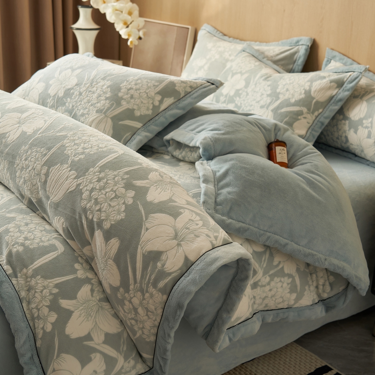 91家纺网 家纺一手货源 找家纺 晨曦家纺 2025新款牛奶绒浪花四件套雕花绒床上四件套 蓝花序