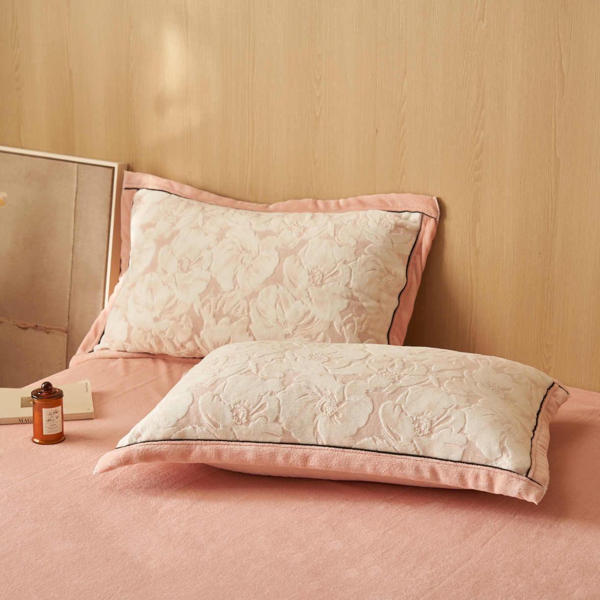 91家纺网 家纺一手货源 找家纺 晨曦家纺 2025新款牛奶绒浪花四件套雕花绒床上四件套 粉黛花语