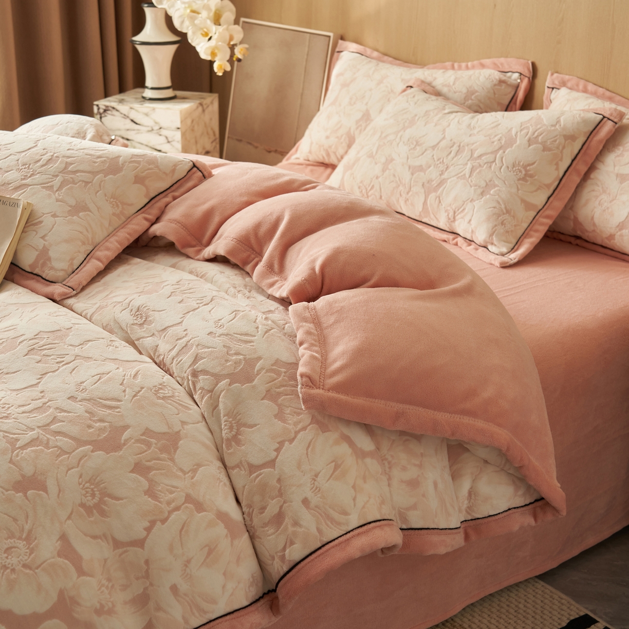 91家纺网 家纺一手货源 找家纺 晨曦家纺 2025新款牛奶绒浪花四件套雕花绒床上四件套 粉黛花语