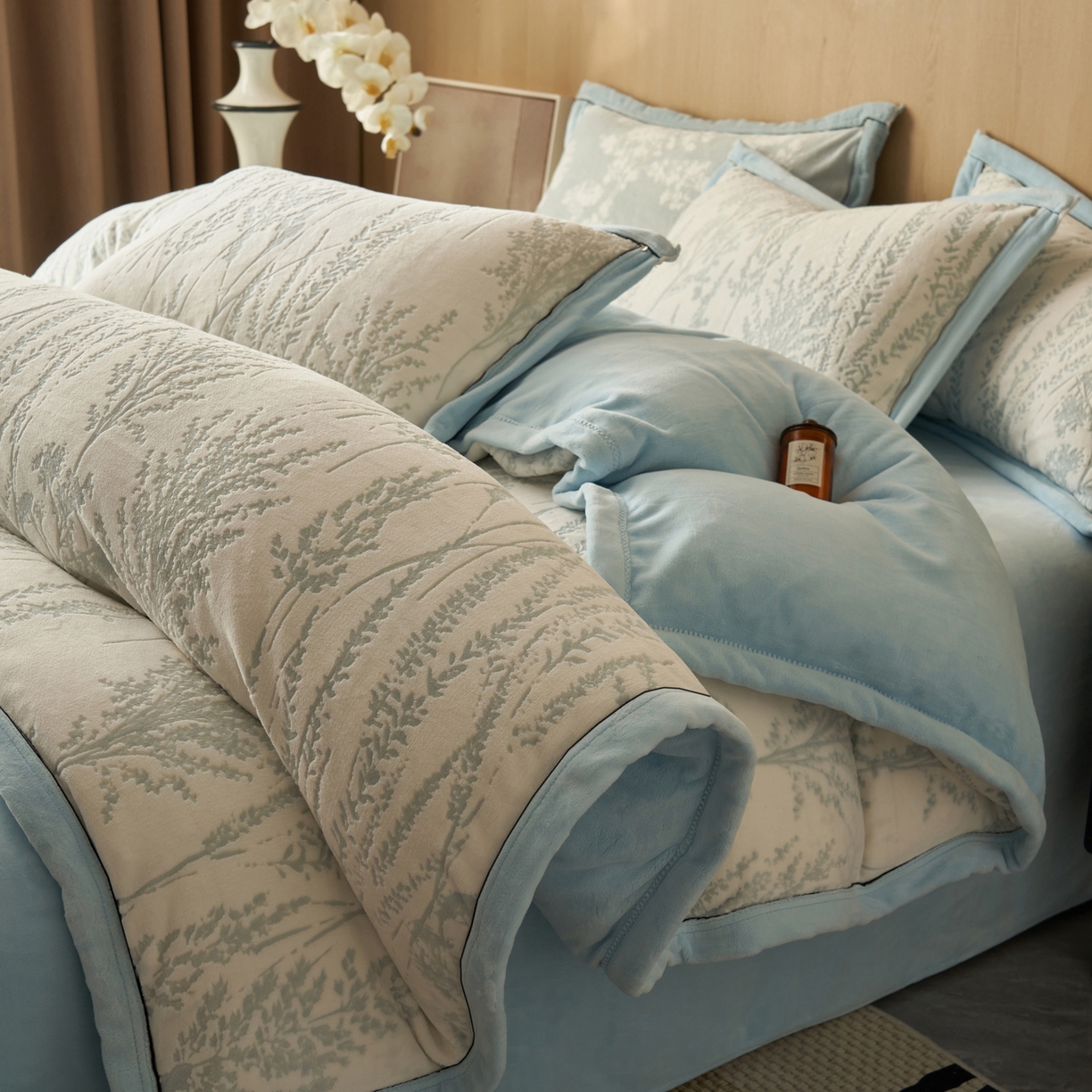 91家纺网 家纺一手货源 找家纺 晨曦家纺 2025新款牛奶绒浪花四件套雕花绒床上四件套 雅青