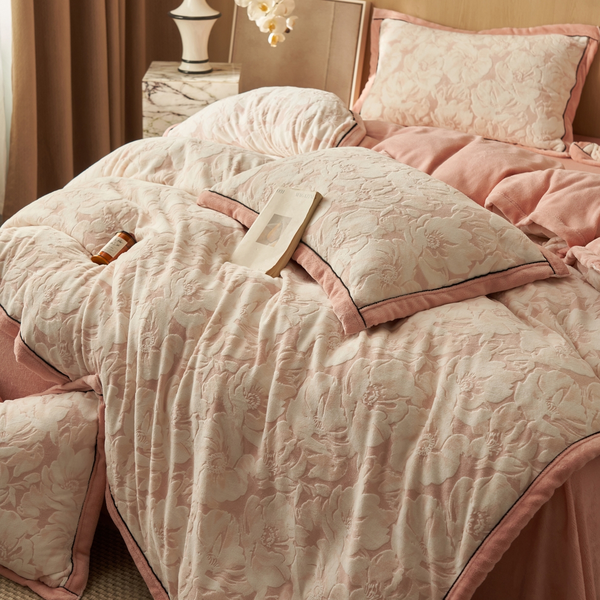 91家纺网 家纺一手货源 找家纺 晨曦家纺 2025新款牛奶绒浪花四件套雕花绒床上四件套 粉黛花语