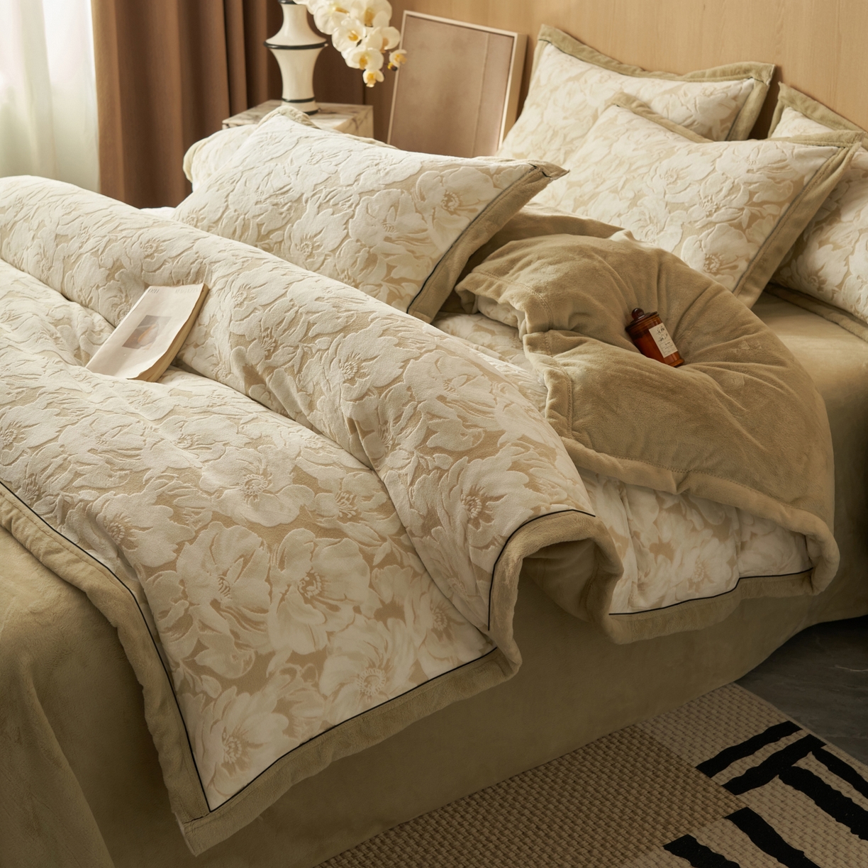 91家纺网 家纺一手货源 找家纺 晨曦家纺 2025新款牛奶绒浪花四件套雕花绒床上四件套 米漾花意