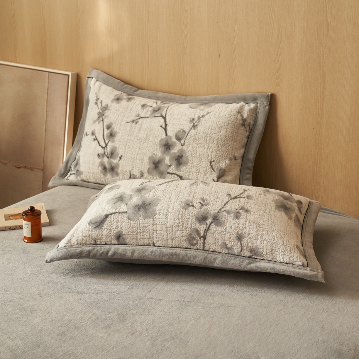 91家纺网 家纺一手货源 找家纺 晨曦家纺 2025新款牛奶绒浪花四件套雕花绒床上四件套 浅墨花语