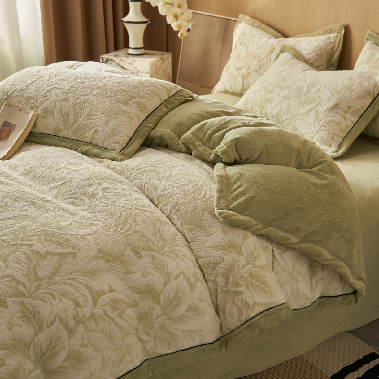 91家纺网 家纺一手货源 找家纺 晨曦家纺 2025新款牛奶绒浪花四件套雕花绒床上四件套 夜影漫眠