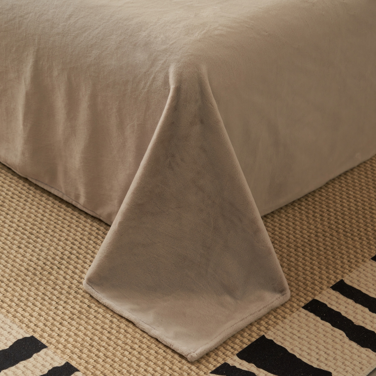 91家纺网 家纺一手货源 找家纺 晨曦家纺 2025新款牛奶绒浪花四件套雕花绒床上四件套 素米灰花