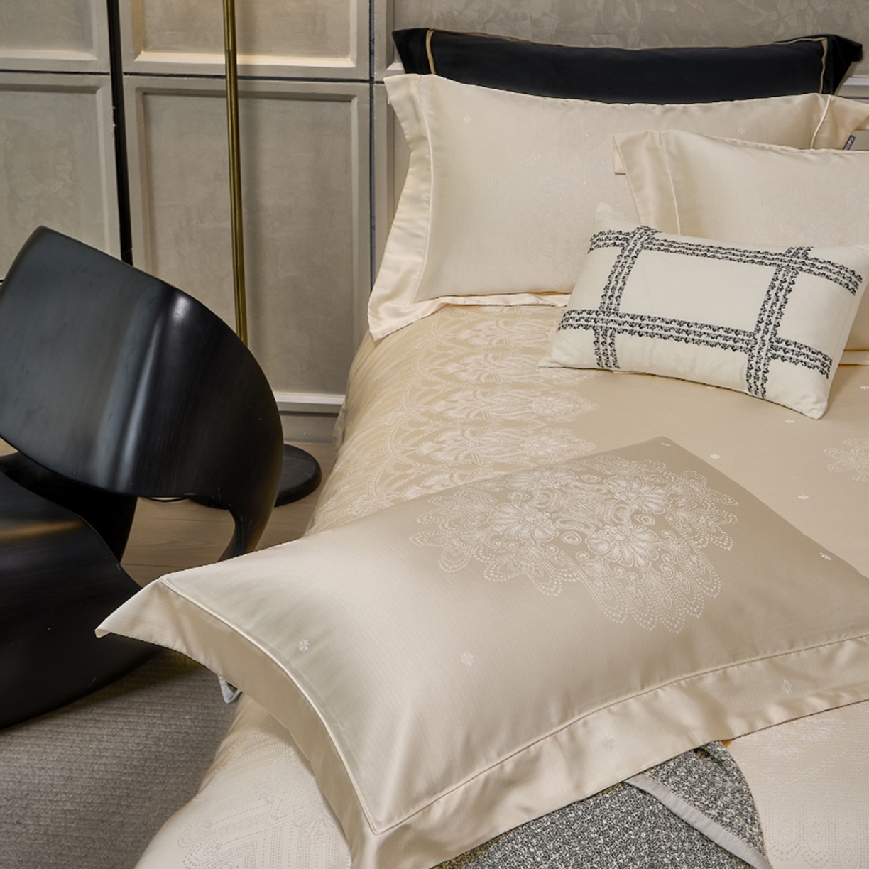 91家纺网 家纺一手货源 找家纺 玖玖爱家纺 2025秋冬限定奢宠色织真丝缎四件套-韵合雅 韵合雅-奶青白