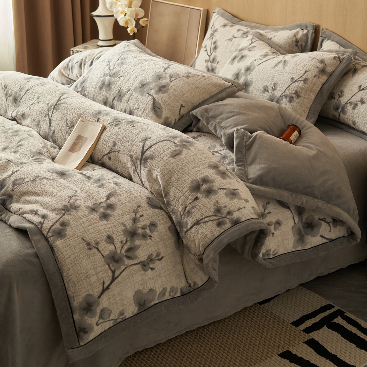 91家纺网 家纺一手货源 找家纺 晨曦家纺 2025新款牛奶绒浪花四件套雕花绒床上四件套 浅墨花语