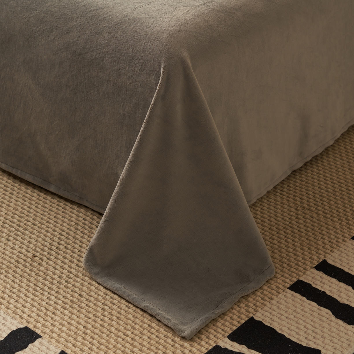 91家纺网 家纺一手货源 找家纺 晨曦家纺 2025新款牛奶绒浪花四件套雕花绒床上四件套 浅墨花语