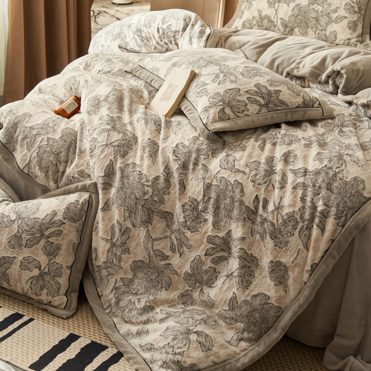 91家纺网 家纺一手货源 找家纺 晨曦家纺 2025新款牛奶绒浪花四件套雕花绒床上四件套 素米灰花