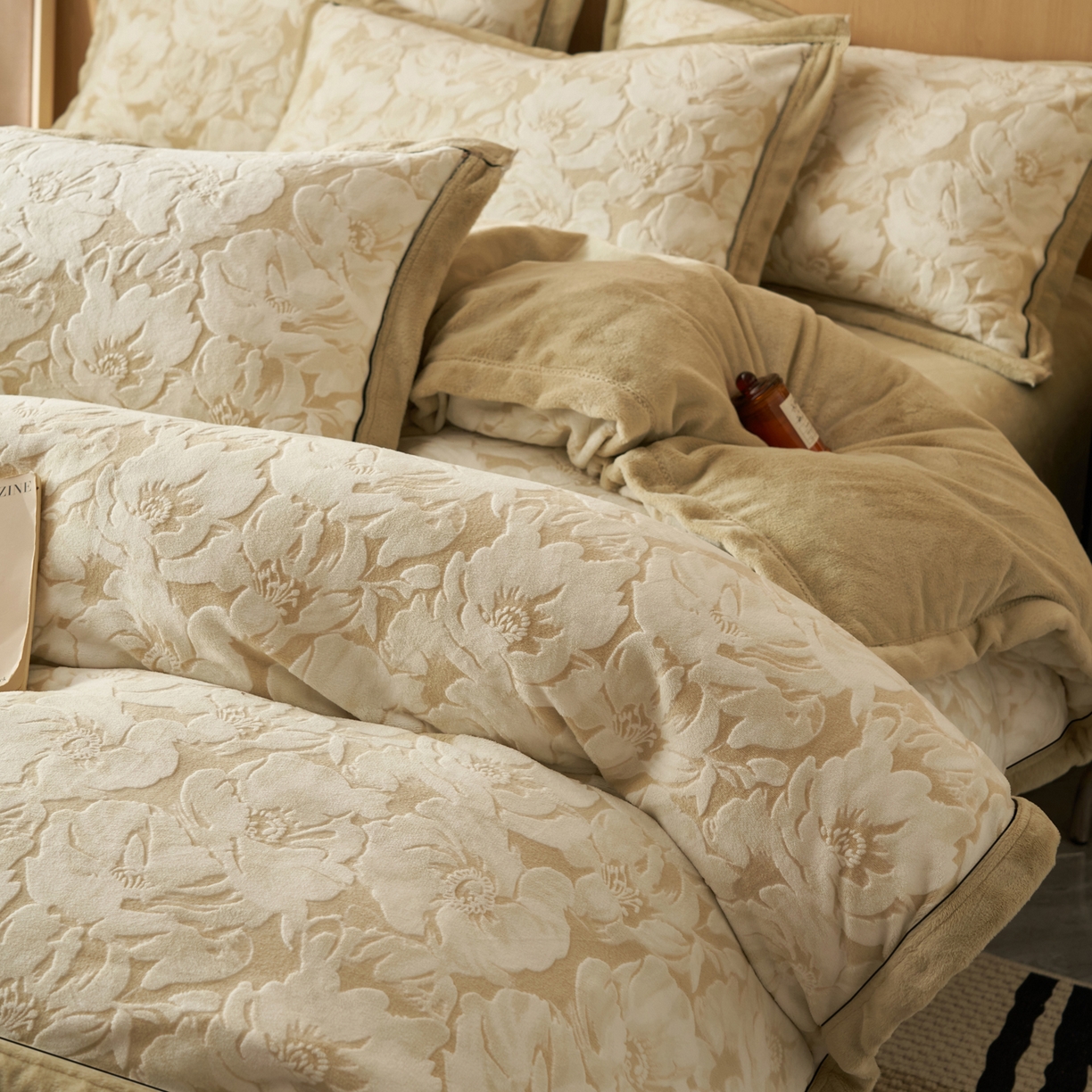 91家纺网 家纺一手货源 找家纺 晨曦家纺 2025新款牛奶绒浪花四件套雕花绒床上四件套 米漾花意