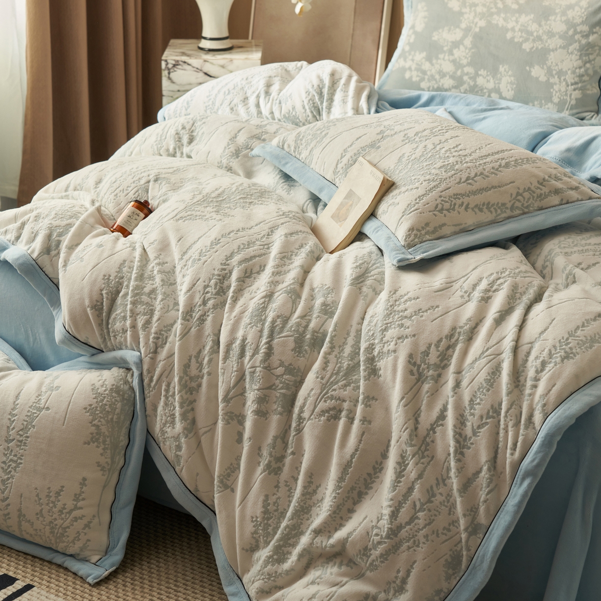 91家纺网 家纺一手货源 找家纺 晨曦家纺 2025新款牛奶绒浪花四件套雕花绒床上四件套 雅青