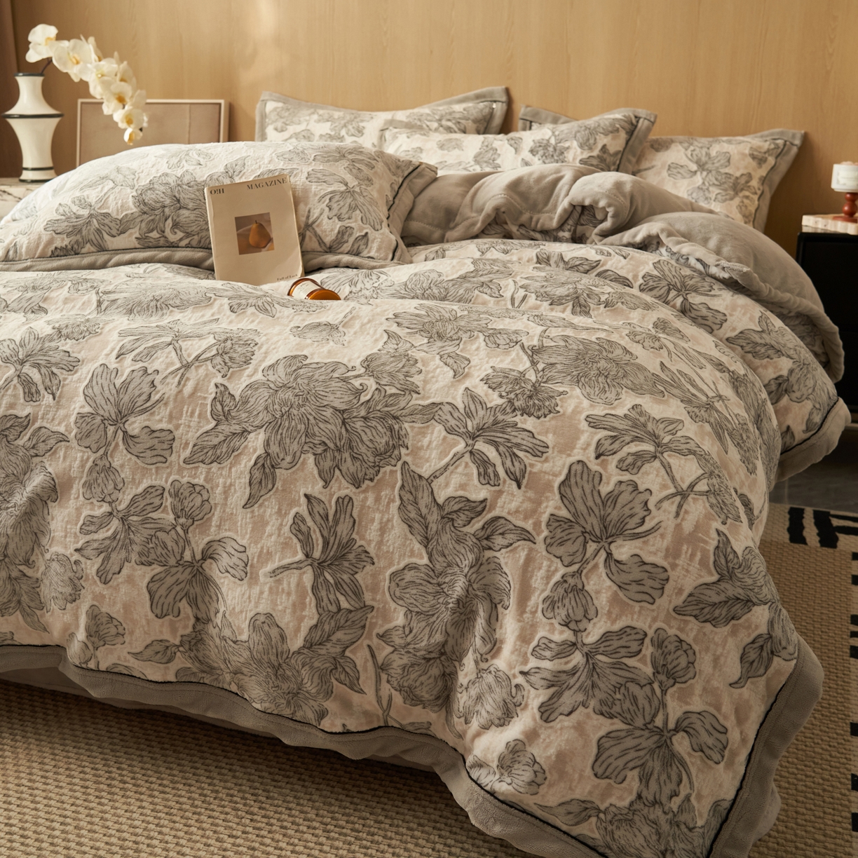 91家纺网 家纺一手货源 找家纺 晨曦家纺 2025新款牛奶绒浪花四件套雕花绒床上四件套 素米灰花