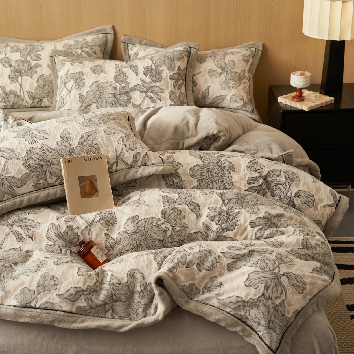 91家纺网 家纺一手货源 找家纺 晨曦家纺 2025新款牛奶绒浪花四件套雕花绒床上四件套 素米灰花